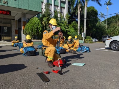 新竹林區管理處國家森林救火隊進行裝備檢查及操作演練，儲備森林火災防救能量